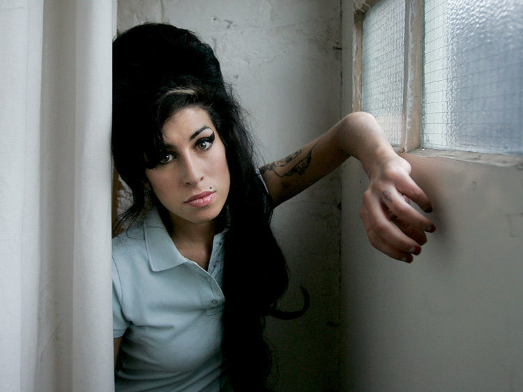 Amy Winehouse - Stronger Than Me: testo, traduzione e significato